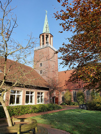Kirche und Gemeindehaus zu den zwölf Aposteln in Delmenhorst Düsternort im Oktober 2022