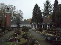Grabreihen und Blick auf die Trauerhalle auf dem katholischen Friedhof Oldenburger Straße Delmenhorst