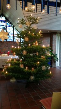 Weihnachtsbaum mit Kerzenschmuck im Gottesdienst an den Weihnachtstagen 2019 im Kirchraum des St. Johannes Hauses in Hasport Annenheide.