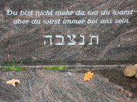 Grabstein auf dem jüdischen Friedhof in Delmenhorst mit hebräischen und lateinischen Schriftzeichen: "Du bsit nicht mehr da wo du warst - aber du wirst immer bei uns sein."  