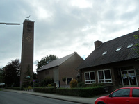 Heilig Geist Kirche mit dem einzeln stehenden Glockenträger, rechts am Bildrand ein Teil der Kindertagesstätte '"unter dem Regenbogen"