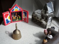 Stilleben mit Miniarturkrippe, Kirchenausstechform , Glocke und Teil eines Kreuzes
