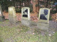 Historische Grabsteine mit zerschlagenen Schrifttafeln auf dem jüdischen Friedhof in Delmenhorst