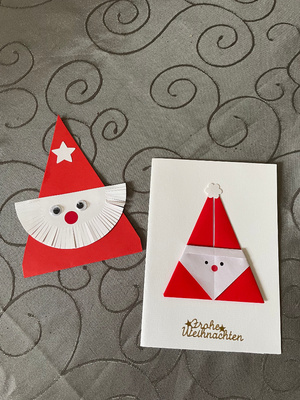 Postkarten mit Weihnachtsmütze als rotes Motiv auf weißem Grund 