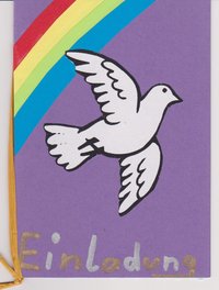 weiße Taube unter einem Regenbogen auf lila Einladungskarte
