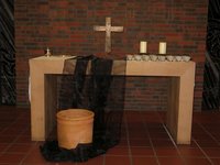 Altar im St. Johannes Haus mit schwarzem Schleier und Tonkrug; Abendmahls-Einzel-Kelche gegen die Ansteckungsgefahr in der Pandemie