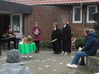 Im Espresso Gottesdienst am 30. Januar 2022 werden die Pfarrerinnen Schomakers und Bockentin von Pfarrerin Böttcher vor dem Gemeindehaus St. Stephanus verabschiedet.