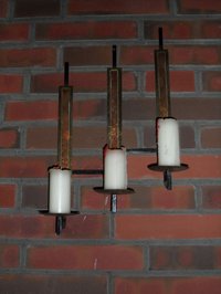 Wandleuchter aus Metall mit Halterungen für drei Kerzen