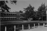Neubau der Schule Annenheide 1970, Rasenfläche, Bäume
