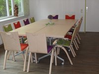 Gruppenraum mit Tischgruppe, Stühle mit farbigen Kissen