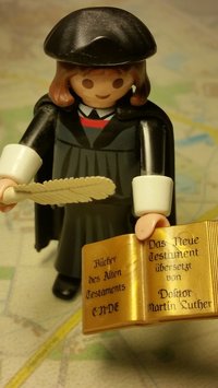Playmobilfigur Martin Luther mit Schreibfeder und Bibel 