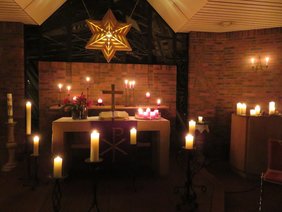 Vorweihnachtlicher Abend mit Kerzenbeleuchtetem Kirchraum im Jahr 2018 im St. Johannes Haus in Hasport Annenheide