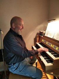 Kirchemusiker Heiner Hirsch an der elektronischen Orgel 