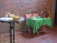 Tisch mit einem Korb mit den Osterbändchen und weiterer Tisch mit Osterdekoraation und jeweils einer Möglichkeit zu schreiben bzw. zu malen 