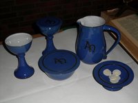 Kelche, eine rmit Dekcel, Kanne aus blauer Keramik mit den hebräischen Buchstaben Alpha und Omega, Teller (Patene) mit Oblaten, Oplatenschale mit Deckel