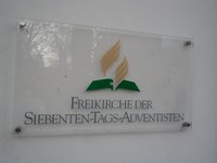 Schild "Freikirche der Siebenten-Tags-Adventistem