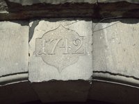 Sandstein mit der Zahl in der Wand der Kirche zur Heiligen Dreifaltigkeit 