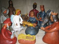 Die Annenheider Krippe im St. Johanneshaus: Enkel, Maria mit dem kleinen Jesus, Joseph, die drei Könige, zwei Hirten, Esel, Ochse und Lämmchen