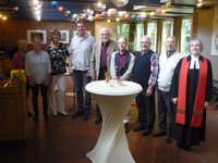 Mitglieder des Gemeindekirchenrates stehen mit Pfarrerin Ulrike Klank im Gemeindesaal am 24. 6.2018  