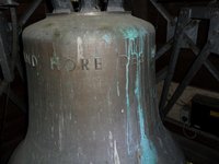 Teilaufnahme der Glocke im Glockenturm St. Johannes Haus Hasport Annenheide mit dem Wort "Höre" aus der Glockeninschrift.