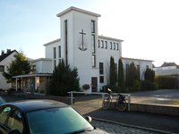 Die Neuapostolische Kirche ist würfelförmig und hat einen ebensolchen Turm - ganz in Weiß gehalten. Sie steht an der Nelkenstraße in Delmenhorst.