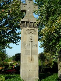Stele mit Steinkreuz und der Inschrift: "unseren Helden" zum Gedenken der Kriegstoten des ersten Weltkriegs.