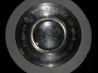Silberne Taufschale mit Schriftzug am Rand: Wer das glaubt und getauft wird, der wird selig werde. Mk 16,16