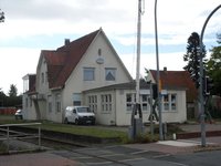 Bahnhofsgebäude 2020 und Bahnübergang Annenheider Straße 