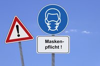 Verkehrszeichen: Achtung und Schild mit Mund-Nasen-Bedeckung: Maskenpflicht