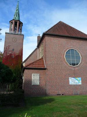 Giebelwand und Turm der Kirche "Zu den 12 Aposteln" in der Breslauer Straße im Ortsteil Düstternort 
