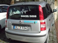 Heck eines Autos mit den Schriftzügen: "zu hause pflegen... Diakonie Sozialstation" auf dem Parkplatz vor der Familienbildungsstätte Delmenhorst