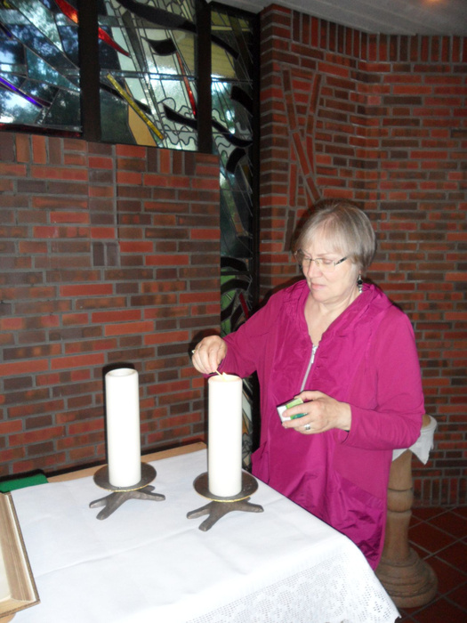 Ulrike Klank entzündet die Kerzen - das Licht weist auf Christus hin