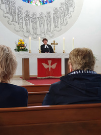 Pfarrerin Anne Ziegler am Altar in der Kirche zu den 12 Aposteln in Delmenhorst Düsternort beim Gottesdienst zum Abschied aus der Gemeinde am 30. Okt. 2022 