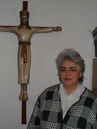Pfarrerin Anne Ziegler unter dem Kreuz mit Korpus in der Sakristei von 12 Apostel 