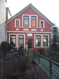 Das gemeinsame Kirchenbüro der evang. lutherischen Kirchengemeinden in Delmenhorst am Kirchplatz 20 mitten in der Stadt. Zufahrt über eine Brücke über die Delme