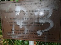 Schild auf dem ehemaligen Friedhof am Bremer Tor mit der Bite um Gedenken und Achtung der Würde der Vorfahren - von Sprayern mit weißer Farbe angesprüht
