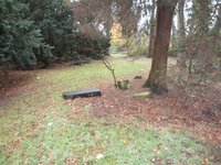 liegender Grabstein in der Parkanlage Alter Friedhof am Bremer Tor 