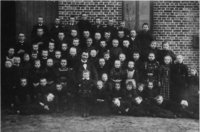 Schulkinder 1984 vor der Annenheider Schule  sechs Reihen hintereinander, Lehrer in der hinteren Reihe