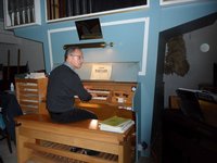 Kirchemusiker Michael Brockmann an der Orgel in Zwölf Apostel