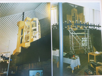 links ein Bild vom Gehäuse der Orgel beim Aufbau 1997, rechts ein Blick auf die notwendigen Gerüste dazu im Kirchraum von St. Johannes Hasport-Annenheide.