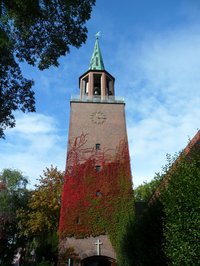 Turm der Kirche zu den 12 Aposteln vor blauem Himmel