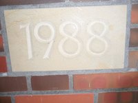 Grundstein mit der Jahreszahl 1988, dem Jahr der Eröffnung des Erweiterungsbaues, des Kirchenraums am Gemeindezentrum von 1977