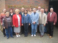 Mitglieder im Gemeindekirchenrat 2006 vor dem Johannes Haus 