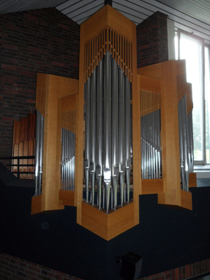 Blick auf dem Orgelprospekt (Pfeifen) der Orgel im St. Johannes Haus Hasport-Annenheide