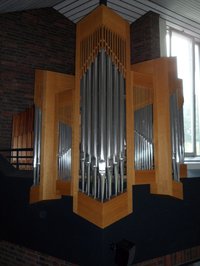 Blick auf die Orgelpfeifen der Orgel im Kirchraum des St. Johannes Hauses Hasport 