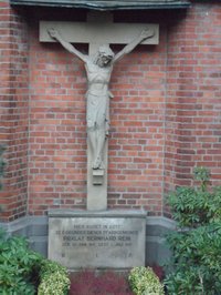 Grabstelle und Steinkreuz mit Korpus zum Gedenken an den Gründer der Kirche St. Marien Delmenhorst: Bernhard Rein (1847-1927)