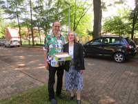 Pfarrerin Ulrike Klank und Küster und Ehemann Walter auf der Zuwegung zum St. Johannes Haus 2014 mit dem Programm zum Kirchweihfest 