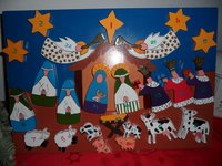 Adventskalender bestehend aus einer Holztafel mit 2 Löchtern, in die täglich eine Figur eingesteckt wird: Sterne, Hirten, Tiere, die Heilige Familie, die Weisen 