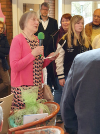 Pfarrerin Ulrike Klang bedankt sich nach dem Gottesdienst am 19.3.2023 