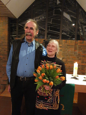 Ehepaar Walter und Ulrike Klank vor dem Altar im St. Johanneshaus am 11.02.2023